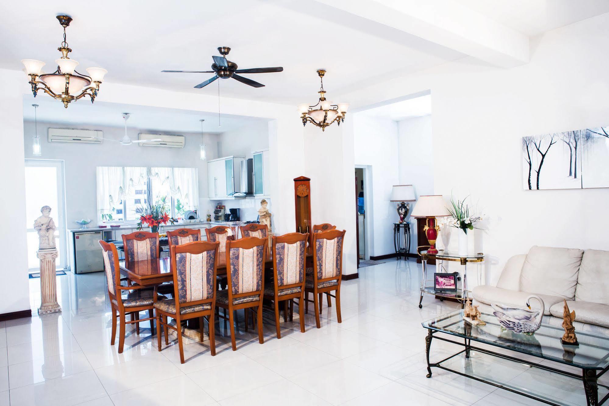 Whitehouse Residencies Bed & Breakfast