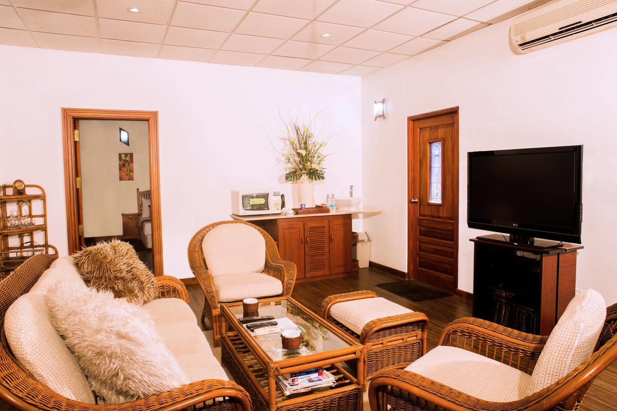 Whitehouse Residencies 3* Colombo